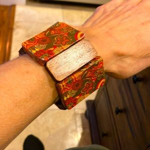 Wooden stretch bracelet with flower detail.
